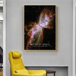 Fotografia detalhada da Nebulosa Borboleta, com cores vibrantes de laranja, rosa e azul, mostrando a forma de uma borboleta no espaço.