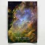 Imagem de uma nebulosa colorida com estrelas brilhantes e nuvens de gás cósmico, destacando-se por suas cores verdes, azuis, roxas e amarelas, com detalhes de poeira estelar.