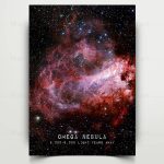 Imagem detalhada da Nebulosa Omega com cores vibrantes de rosa, azul e branco, mostrando nuvens de gás e poeira cósmica, com estrelas dispersas ao fundo.