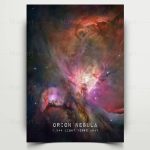 Imagem detalhada da Nebulosa de Orion com cores vibrantes, mostrando gás, poeira e estrelas, com texto indicando a distância de 1.344 anos-luz.