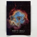 Imagem detalhada da Nebulosa de Roseta com cores vibrantes de azul, rosa e laranja, mostrando nuvens de gás e poeira cósmica, com estrelas brilhantes ao fundo.