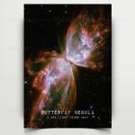 Imagem detalhada da Nebulosa Borboleta com cores vibrantes de laranja, rosa e branco, mostrando a forma de uma borboleta no espaço.