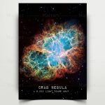 Imagem detalhada da Nebulosa de Caranguejo com cores vibrantes de azul, laranja e verde, mostrando uma formação de gás e poeira no espaço profundo.