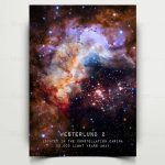 Imagem de uma nebulosa colorida com estrelas brilhantes, destacando a região de Westerlund 2 na constelação Carina, com detalhes de poeira cósmica e gás interestelar.
