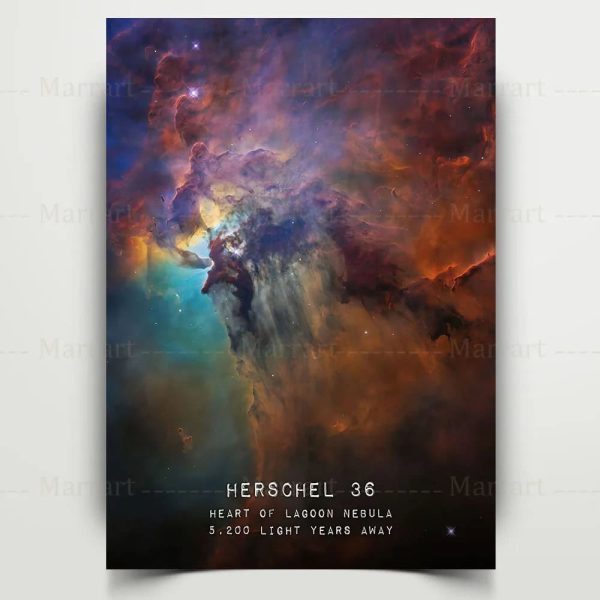 Imagem detalhada de uma nebulosa colorida com nuvens de gás e poeira cósmica, destacando cores vibrantes de azul, roxo, laranja e amarelo, com estrelas brilhantes ao fundo.