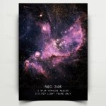 Imagem detalhada de uma região de formação estelar com nuvens de gás rosa e estrelas brilhantes no espaço profundo.