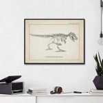 Ilustração de um esqueleto de Tirannosaurus Rex em estilo vintage, com detalhes anatómicos visíveis, em moldura preta na parede branca de um escritório.