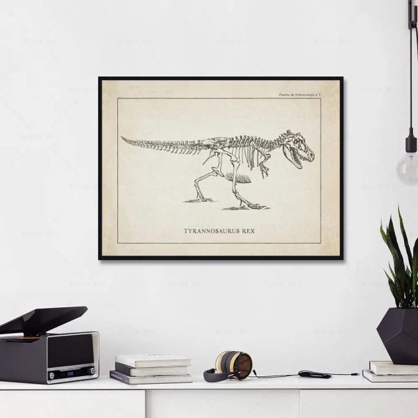 Ilustração de um esqueleto de Tirannosaurus Rex em estilo vintage, com detalhes anatómicos visíveis, em moldura preta na parede branca de um escritório.