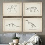 Quatro ilustrações de fósseis de dinossauros em molduras antigas, mostrando diferentes espécies e detalhes anatómicos.