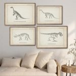 Quatro ilustrações de dinossauros em estilo vintage, cada uma com nome científico, em molduras de madeira, decorando uma parede de sala moderna.