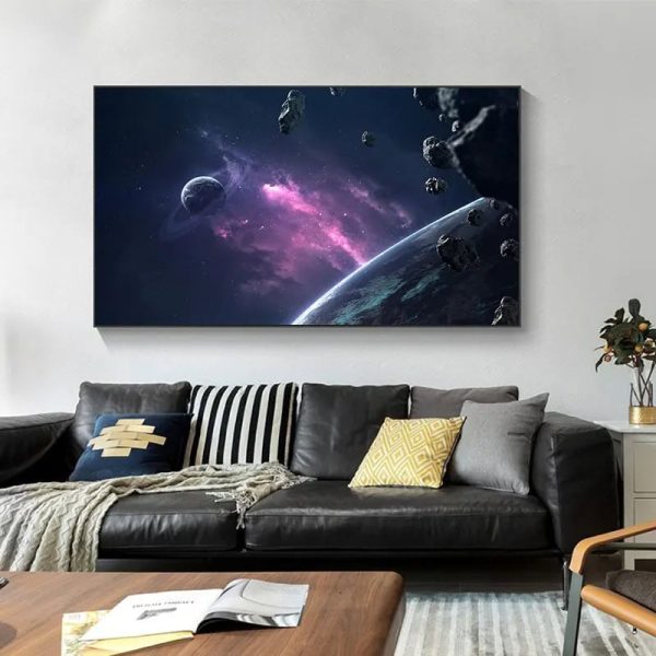 Painel decorativo com imagem de espaço, asteroides e planeta, em cores vibrantes de roxo e azul, pendurado na parede de sala moderna.