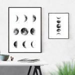 Dois posters com diferentes fases da Lua, um maior com várias fases e outro menor com fases em linha vertical, ambos com fundo branco e molduras pretas.