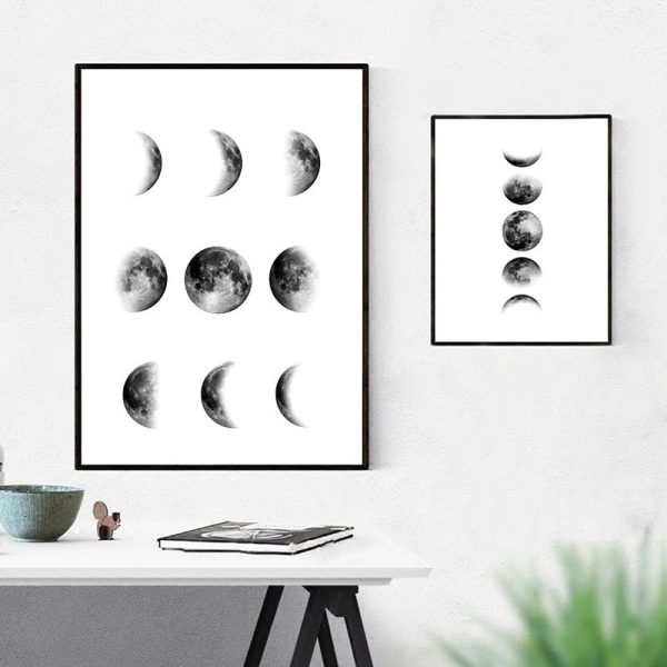 Dois posters com diferentes fases da Lua, um maior com várias fases e outro menor com fases em linha vertical, ambos com fundo branco e molduras pretas.