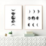 Dois quadros com ilustrações das fases da lua em preto e branco, cada um mostrando diferentes fases lunares em sequência vertical.