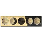 Seis fases lunares em relevo dourado, com detalhes texturizados e diferentes tonalidades, dispostas numa linha horizontal sobre fundo escuro e claro.