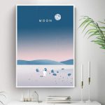 Ilustração artística da superfície da Lua com astronauta, rochas e céu estrelado com a Lua visível.