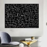 Quadro preto com equações físicas e matemáticas escritas em branco, pendurado na parede de uma sala moderna.