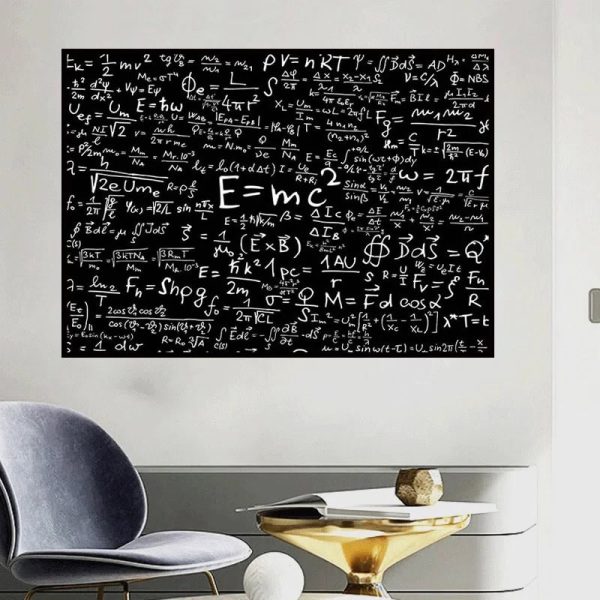 Quadro preto com equações físicas e matemáticas escritas em branco, pendurado na parede de uma sala moderna.