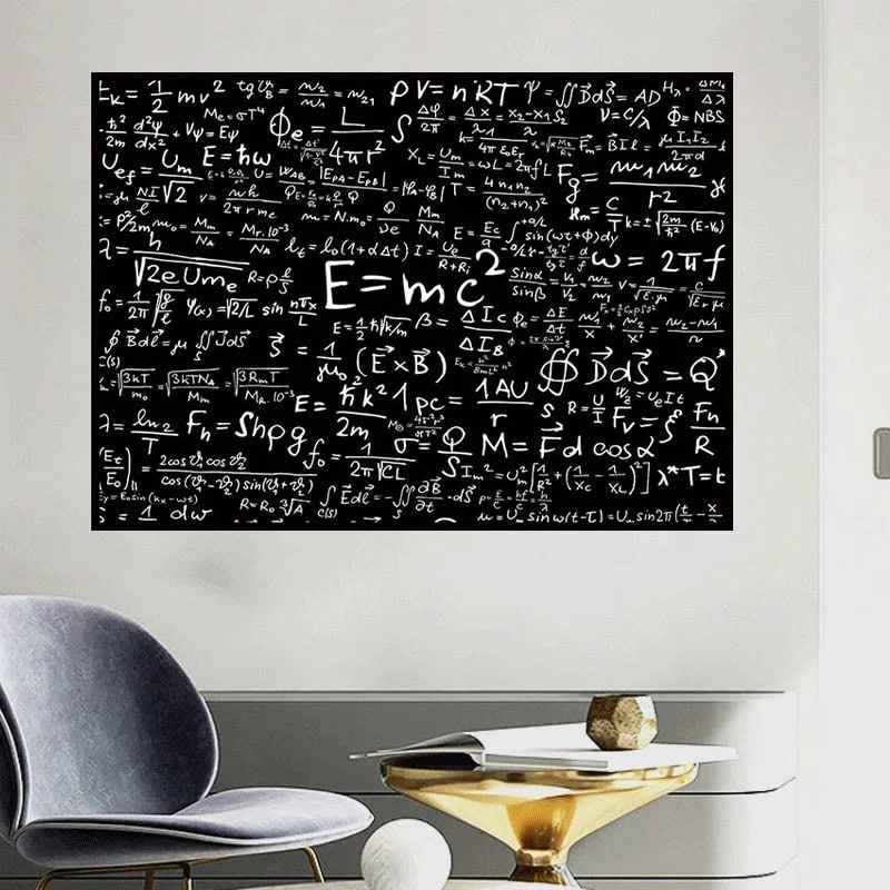 Quadro preto com equações físicas e matemáticas escritas em branco, pendurado na parede de uma sala moderna.