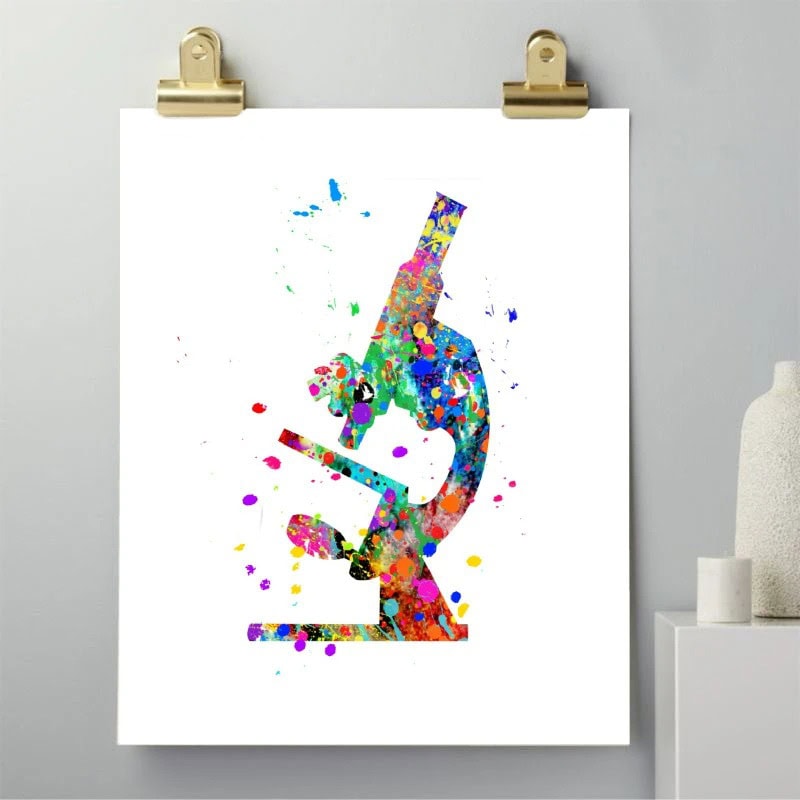 Ilustração colorida de um microscópio com efeito de tinta a spray, com várias cores vibrantes e manchas dispersas ao redor.