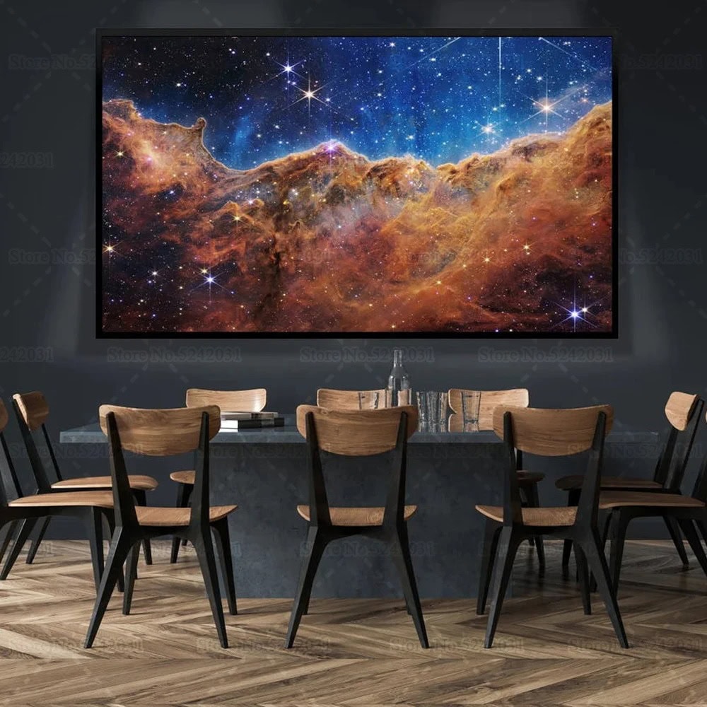 Grande tela exibindo uma nebulosa colorida com estrelas brilhantes e gás cósmico, em ambiente de sala de aula ou apresentação.