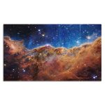 Imagem detalhada da Nebulosa da Quilha capturada pelo telescópio James Webb, mostrando nuvens de gás e poeira cósmica com estrelas brilhantes ao fundo.