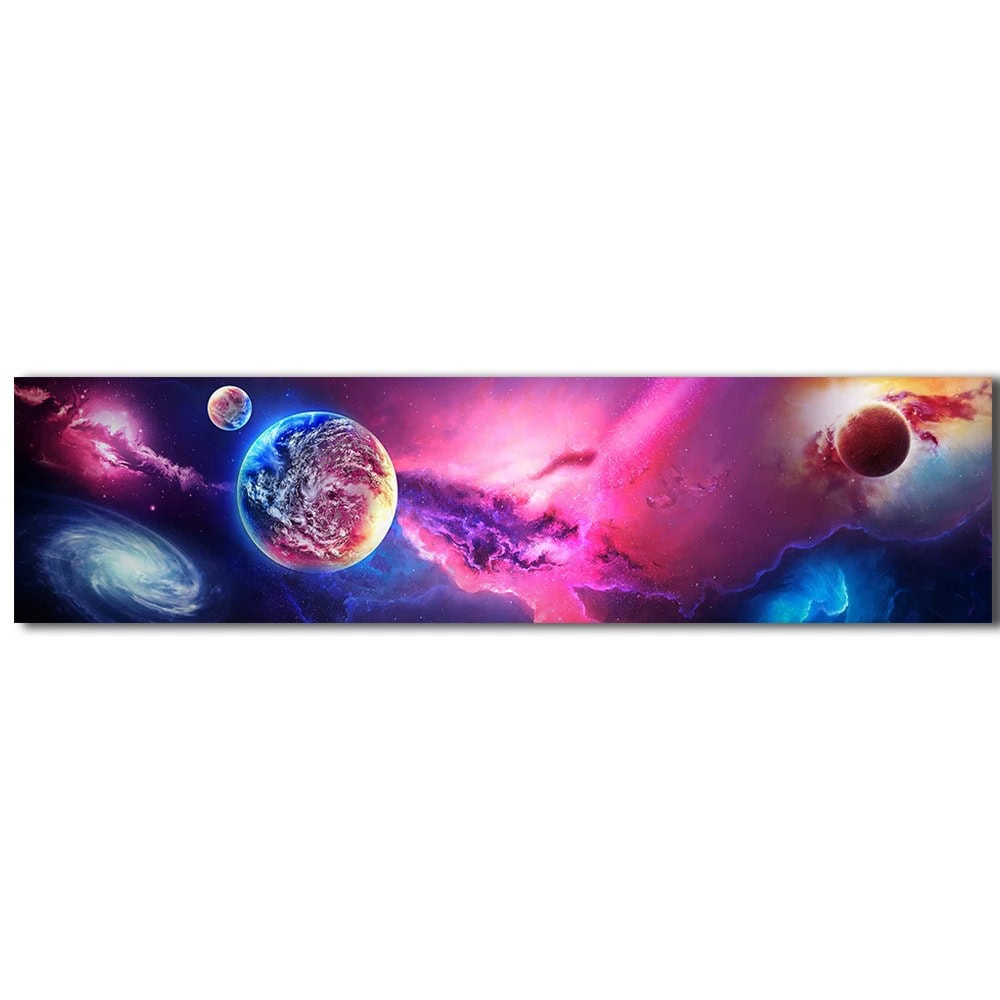 Imagem de um pôster com nebulosa rosa, planetas e estrelas em fundo cósmico colorido, com detalhes de galáxias e corpos celestes.