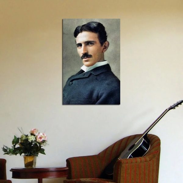 Retrato de Nikola Tesla pendurado na parede, com um sofá listrado e uma guitarra ao lado, e uma planta com flores na mesa próxima.
