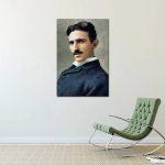Retrato de Nikola Tesla com cabelo escuro, bigode e vestimenta antiga, pendurado na parede de uma sala moderna com cadeira de design.