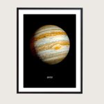 Quadro de Júpiter com detalhes das suas faixas coloridas e a Grande Mancha Vermelha, em moldura preta, ideal para decoração científica.