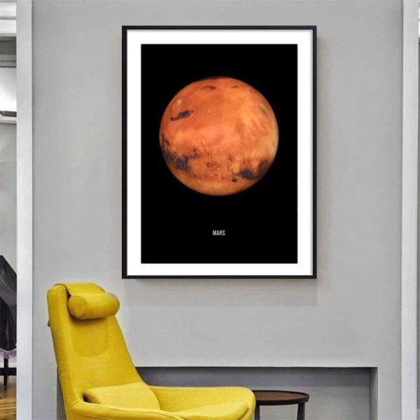 Cartaz de alta qualidade do planeta Marte com detalhes de sua superfície avermelhada, em moldura preta, pendurado numa parede de sala moderna.