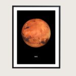 Fotografia de um quadro com uma imagem do planeta Marte, com fundo preto e nome do planeta na parte inferior.