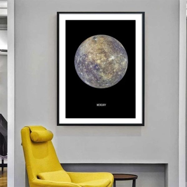 Cartaz de alta qualidade do planeta Mercúrio com detalhes visíveis da sua superfície, em fundo preto, em moldura moderna.