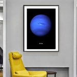 Cartaz de Neptuno com fundo preto e imagem do planeta azul, exibido numa moldura branca numa parede cinzenta, ao lado de uma cadeira amarela.
