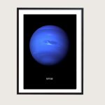 Cartaz de Neptuno com fundo preto e planeta azul com detalhes brancos, nome do planeta na parte inferior.
