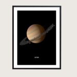 Pôster decorativo do planeta Saturno com anéis detalhados e fundo preto, ideal para decoração científica.