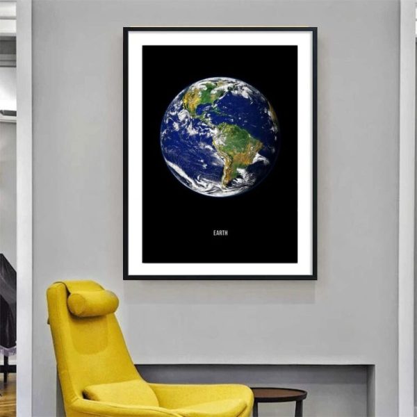 Cartaz com imagem detalhada do planeta Terra, mostrando continentes e oceanos, em moldura preta, pendurado numa parede cinzenta.