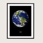 Quadro com imagem do Planeta Terra visto do espaço, com continentes e oceanos visíveis, em moldura preta.