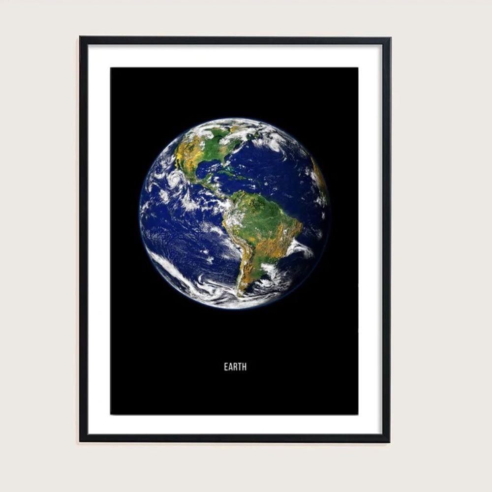 Quadro com imagem do Planeta Terra visto do espaço, com continentes e oceanos visíveis, em moldura preta.