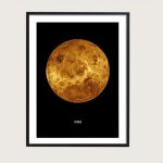 Fotografia do planeta Vénus com detalhes da sua superfície, exibido num cartaz com fundo preto e legenda "VENUS".