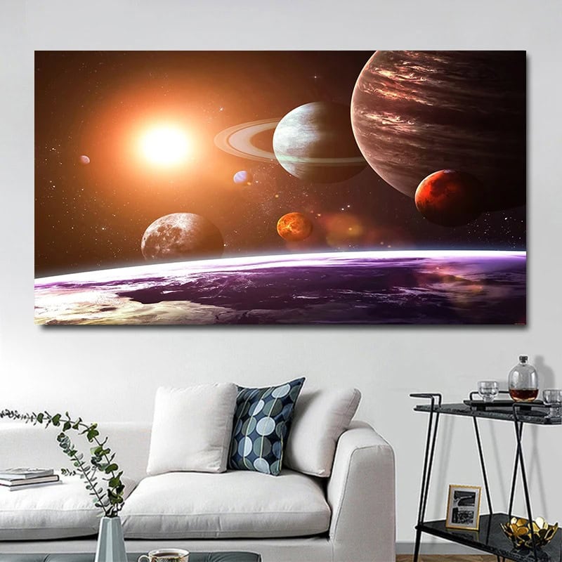 Cartaz decorativo do espaço com vários planetas, estrelas e o Sol, em cores quentes e detalhes realistas, ideal para decoração educativa.