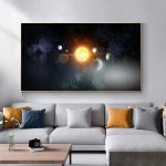 Quadro decorativo com o sistema solar, incluindo o Sol e os planetas, em fundo escuro com estrelas e nebulosas.