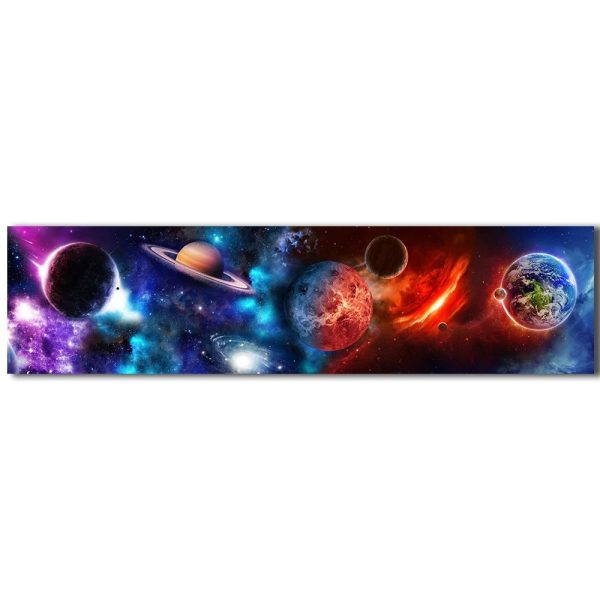 Representação artística do Sistema Solar com planetas, estrelas e nebulosas em cores vibrantes.