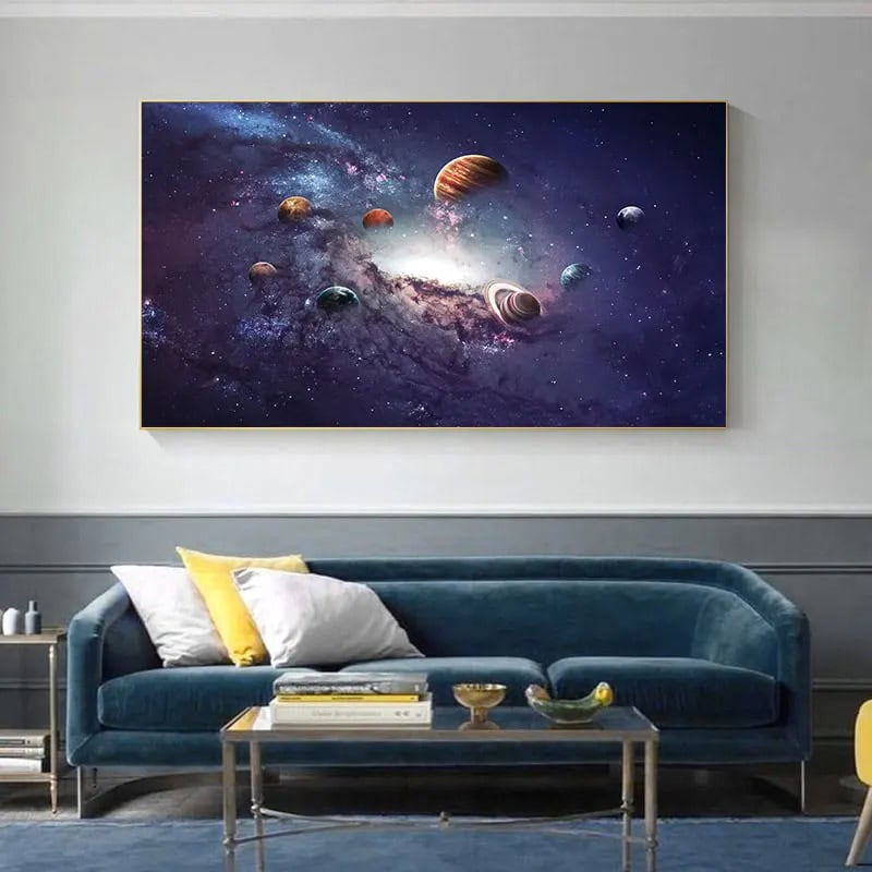 Cartaz com representação artística do sistema solar com planetas e nebulosa, em cores vibrantes e detalhes espaciais.