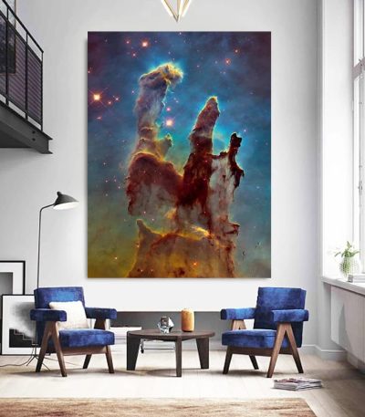 Fotografia detalhada da Nebulosa dos Pilares da Criação, com cores vibrantes e formas de nuvens de gás e poeira cósmica em espaço profundo.