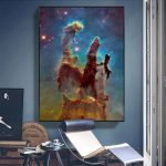Fotografia do poster do universo com formação de nuvens de gás e estrelas, inspirado na famosa imagem "Os Pilares da Criação" do telescópio Hubble.