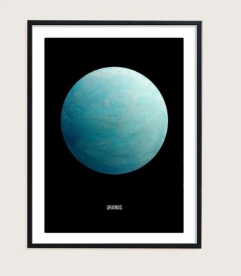 Ilustração de Urano com fundo preto, destacando a cor azul e detalhes do planeta.