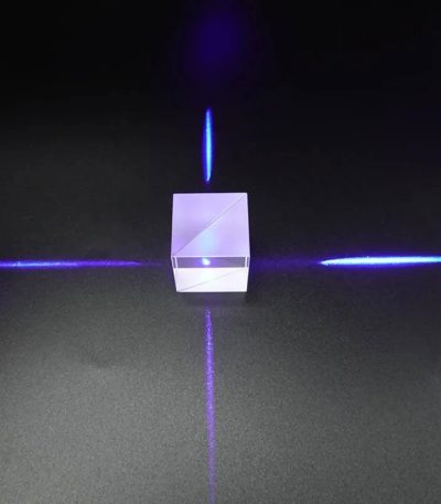 Prisma cúbico transparente com feixes de luz azul dispersos em diferentes direções, mostrando dispersão de luz através do prisma.