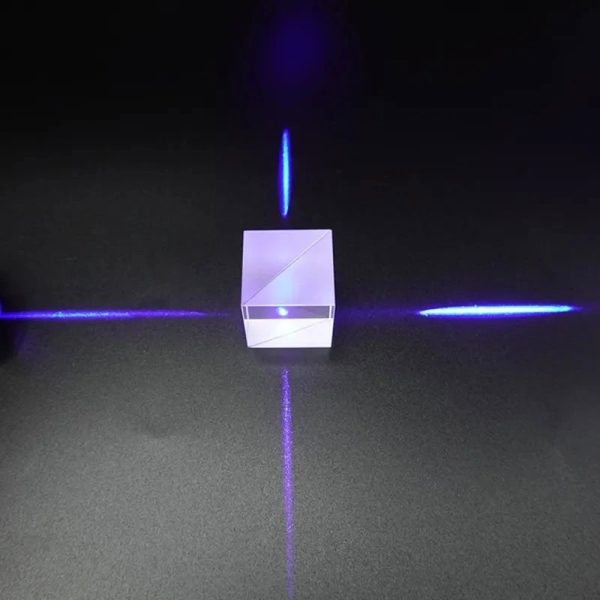 Prisma cúbico transparente com feixes de luz azul dispersos em diferentes direções, mostrando dispersão de luz através do prisma.