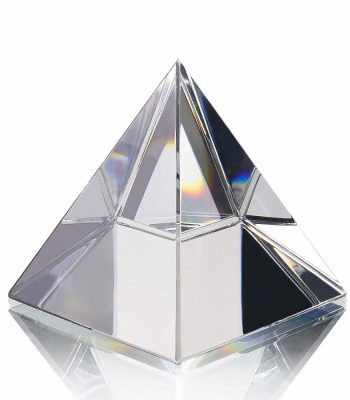 Prisma de vidro transparente com forma de pirâmide, usado para dispersão da luz em experimentos de óptica.